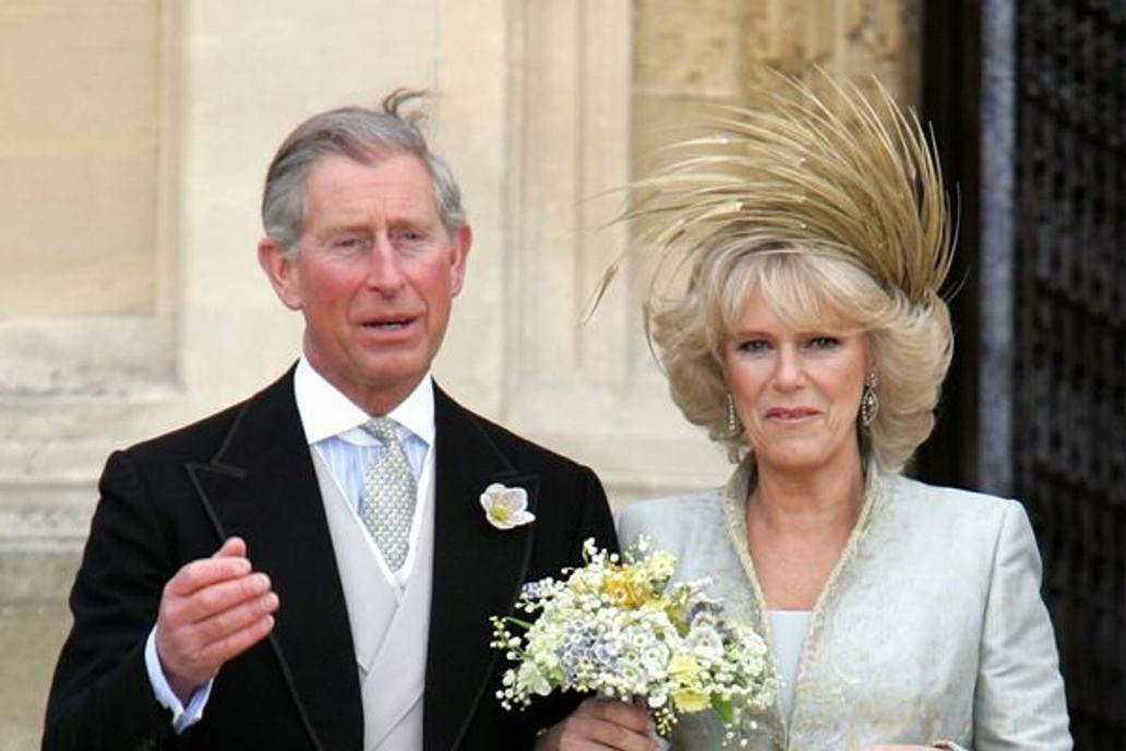 Britský princ Charles a vévodkyně z Cornwallu Camilla Parker Bowles po završení jejich civilního svatebního obřadu, který se odehrál 9. dubna roku 2005.