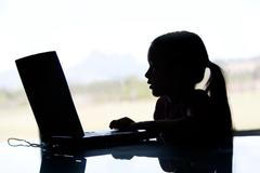 dítě počítač internet kriminalita pedofilie ilustrační foto