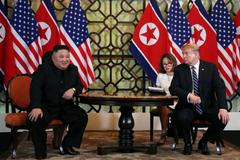 Trump a Kim na summitu v Hanoji
