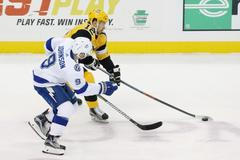 Dominik Simon a Tyler Johnson v NHL 2019