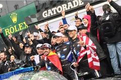 Tým Fernanda Alonsa slaví triumf v závodě Rolex 24 v Daytoně