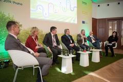 Drobní farmáři k venkovu patří, bez velkých firem se ale české zemědělství neobejde