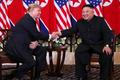 Donald Trump a Kim Čong-un si podali ruku v Hanoji.