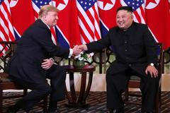 Donald Trump a Kim Čong-un si podali ruku v Hanoji.