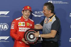 Charles Leclerc pózuje s trofejí pro vítěze kvalifikace na VC Bahrajnu.