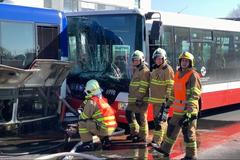 Nehoda dvou autobusů u Letiště Václava Havla v Praze