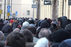 Lidé čekali na výroční mince. Fronta k ČNB měla téměř půl kilometru