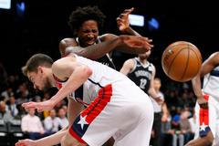 Tomáš Satoranský a Ed Davis v souboji