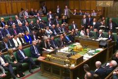 Britští poslanci přijali návrh, který má zabránit brexitu bez dohody