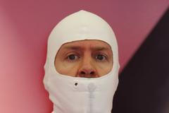 Sebastian Vettel při pátečním tréninku na Velkou cenu Bahrajnu F1.