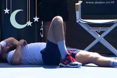 I tenista si může hodit šlofíka přímo na kurtu. Sledujte Sportovní Sociál