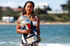 Naomi Ósakaová s trofejí pro vítězku Australian Open 2019