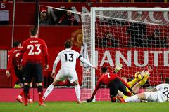 Victor Lindelöf z Manchesteru United dává gól v zápase s Burnley