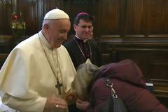 Papež František ucukává před políbením prstenu. Video je hitem internetu