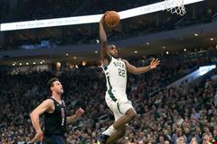 Khris Middleton z Milwaukee skóruje v utkání proti LA Clippers