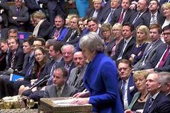 Theresa Mayová mluví k poslancům poté, co její vláda ustála hlasování o nedůvěře