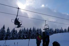 Zima - lyžování - sníh - Říčky v Orlických horách - sjezdovka - lanovka - lyžaři