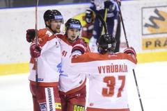 Hokejová extraliga 2018/19: Radost olomouckých hokejistů (zleva Vilém Burian, Petr Strapáč a Martin Vyrůbalík)