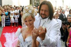 Okázalá svatba s Bartošovou, dluhy i pohádkové ambice. Pomeje šel do všeho naplno