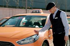 Tiché taxi se super moderní výbavou. Neslyšící můžou díky Hyundai dělat taxikáře