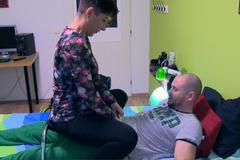 Opřít vozík o zeď a zabrzdit. Paraplegikům s intimitou pomůže vzdělávácí video