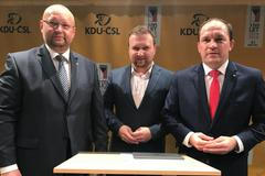 Boj o šéfa KDU-ČSL vrcholí. Koho by kandidáti chtěli v případě úspěchu jako svou pravou ruku?