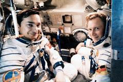 Zleva kosmonauti Valerij Bykovskij ze Sovětského svazu a Sigmund Jaehn z NDR v roce 1978.