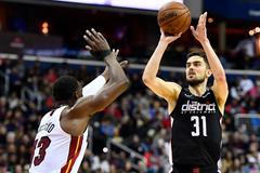 NBA 2018/19, Washington - Miami: Tomáš Satoranský střílí přes bránícího Bama Adebava z Miami.