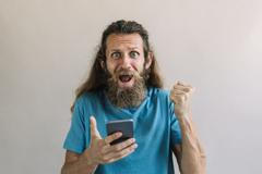 mobil chudoba radost ilustrační foto