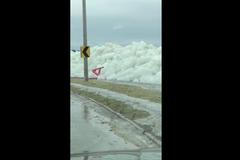 Ledová hradba se vynořila z rozbouřeného jezera. Sever USA trápí silná bouře