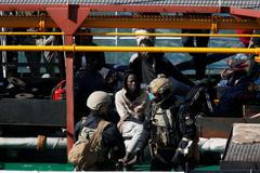 Maltská speciální jednotka na lodi, kterou unesli uprchlíci.