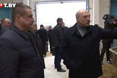 Běloruský prezident Alexander Lukašenko kritizoval chov krav ve špatných podmínkách.