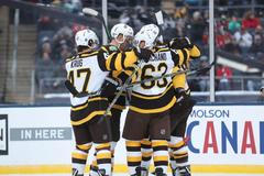 Winter Classic NHL 2019, Chicago - Boston: David Pastrňák ujíždí s pukem Duncanu Keithovi.