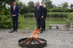 Další rok Miloše Zemana v prezidentském křesle. Nechyběly vulgarismy i pálení trenýrek