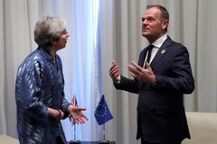 Theresa Mayová a Donald Tusk.