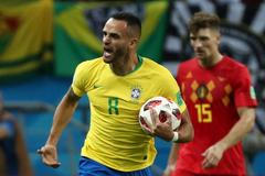 Renato Augusto slaví gól v zápase Brazílie - Belgie na MS 2018