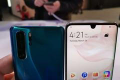 Huawei představil nový telefon P30, který strčí do kapsy fotoaparáty