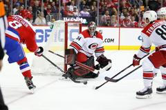 Petr Mrázek čelí střele Alexandra Ovečkina v NHL 2019