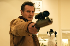 Liam Neeson řídí sněžný pluh a zabíjí. Mrazivá pomsta baví černým humorem