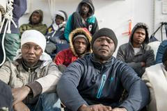 Několik ze 17 migrantů, které zachránila loď nevládní organizace Sea-Eye.