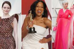 Rozpačitý polibek a Bradley Cooper s maminkou. Sledujte Oscary 2019