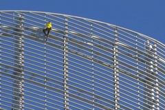 Spiderman vylezl na mrakodrap na záchranu Notre Dame