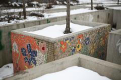 Betonové květináče / zábrany na Smíchově, Praha 5, únor 2019