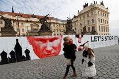 Protest proti Zemanovi, Putinovi a Si na Hradě.