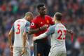 Anglická fotbalová liga 2018/19, Manchester United - Liverpool: Paul Pogba a Xherdan Shaqiri se zdraví po zápase.