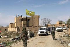 Vlajka Syrských demokratických sil (SDF) zavlála nad bojištěm v syrské vesnici Baghúz, poslední državou bojovníků Islámského státu.