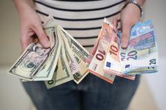 Ilustrační foto, peníze, hotovost, bankovky, Euro, Dolar, Česká koruna, Kč, směna