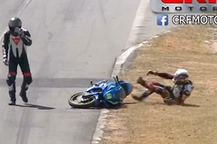 Motocyklový závodník skončil na zadním kole soupeře. Tak mu dal přímo na trati pěstí