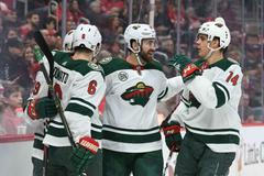 NHL 2018/19, Detroit - Minnesota: Radost hokejistů Minnesoty (zleva Ryan Donato, Luke Kunin a Joel Eriksson Ek)