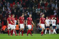 Smutní čeští hráči po zápase kvalifikace ME 2020 Anglie - Česko.